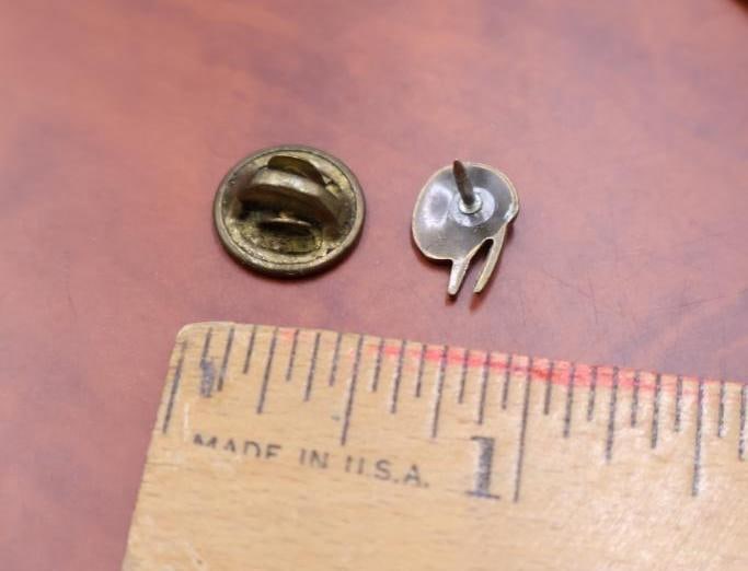 A collection of vintage brooches - 10