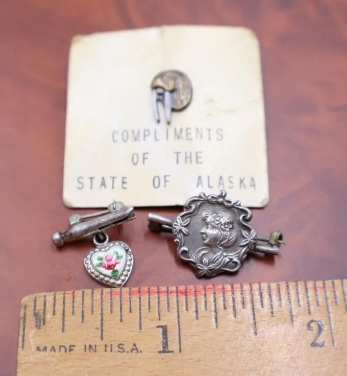 A collection of vintage brooches - 2