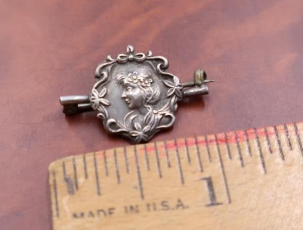 A collection of vintage brooches - 6