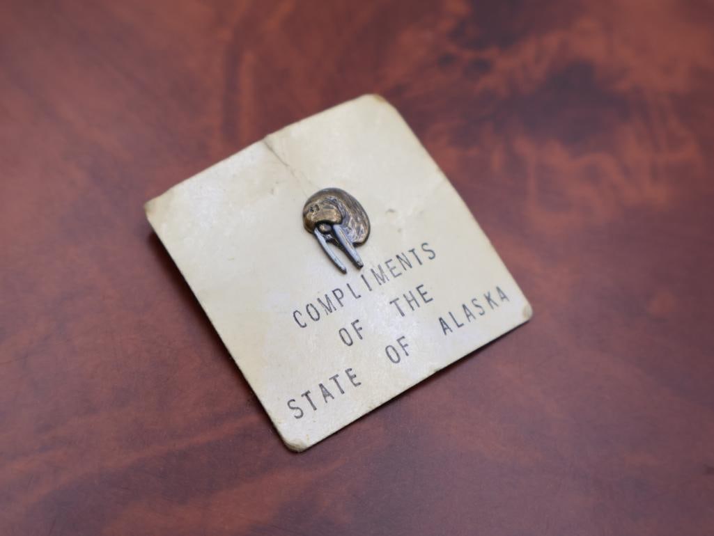 A collection of vintage brooches - 9