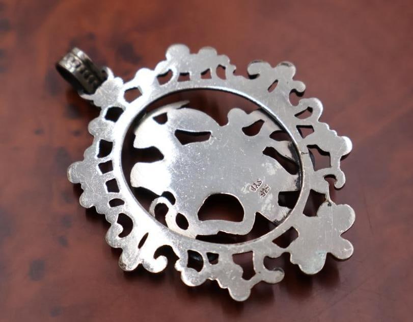 Vintage sterling silver knight pendant - 4