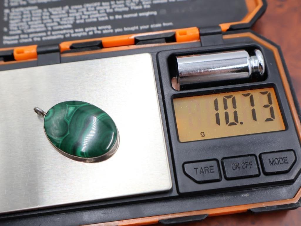 Oval malachite cabochon pendant set in sterling silver - 4