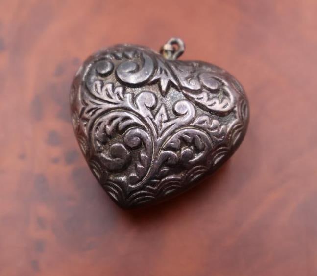 Vintage sterling silver puffed heart pendant (1 of 5)