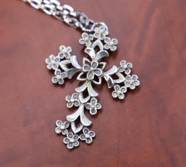 Two distinct Sterling Silver religious necklaces - 7