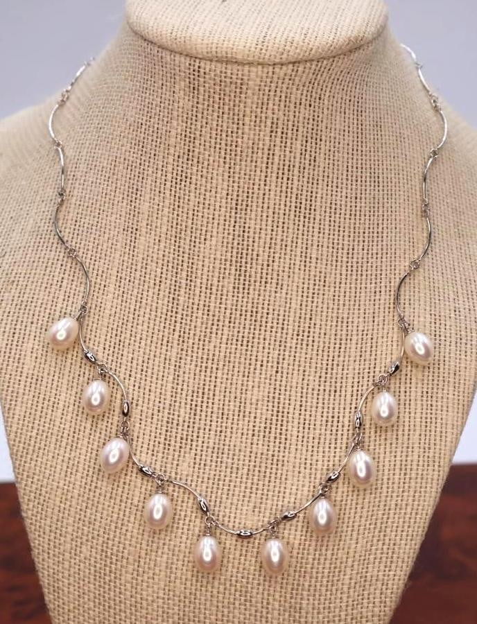 Sterling silver necklace with freshwater or Akoya pearls: Click on the main photo to view more photos of this lot.