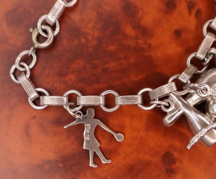 Vintage sterling silver charm bracelet - 9