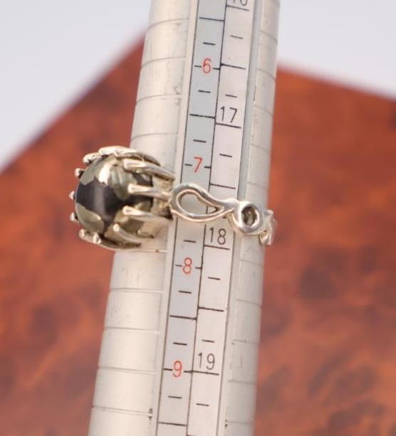 Two sterling silver rings - 8