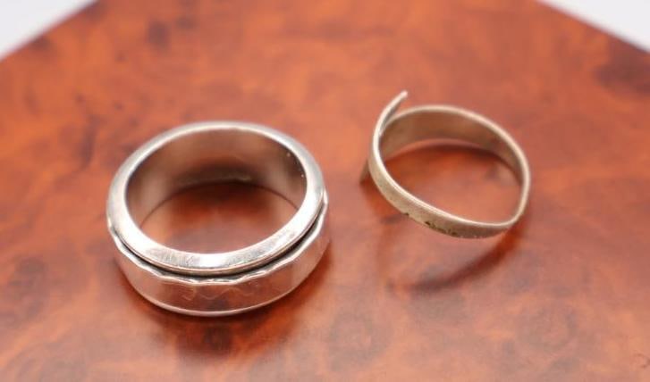 Silver spinner ring and an adjustable initial ring - 4