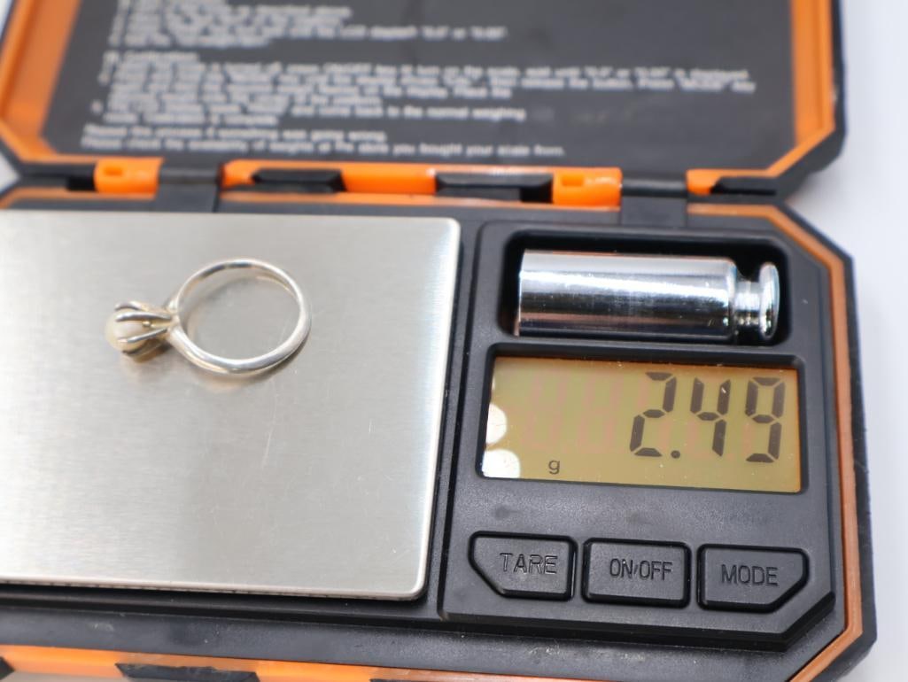 A pair of sterling silver rings - 6