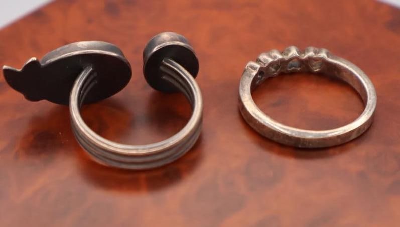 Two silver rings - 3