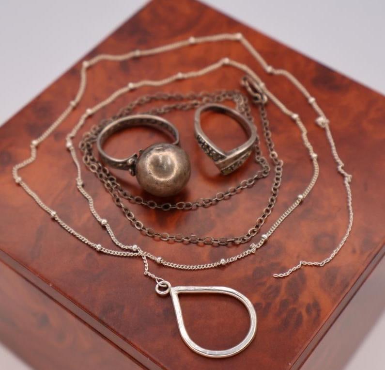 Collection of assorted scrap sterling silver chains and rings: All pieces in this lot have some damage. Click on the main photo to view more photos of this lot. 