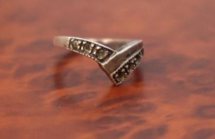 Collection of assorted scrap sterling silver chains and rings - 6