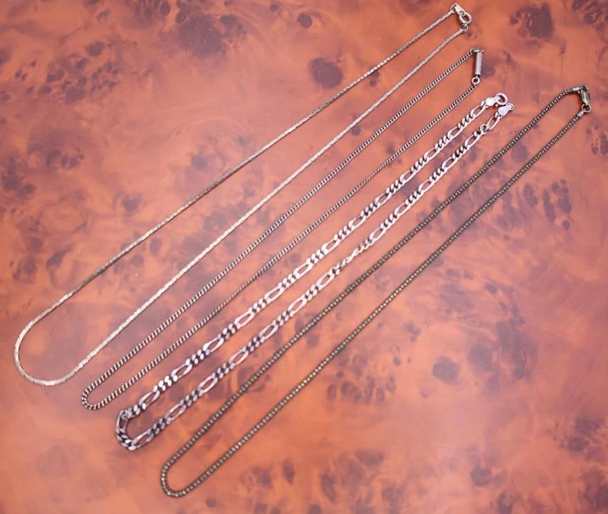 Four silver chains: Marked 925, sterling silver. Click on the main photo to view more photos of this lot. Weight and length can be viewed in the photos. 