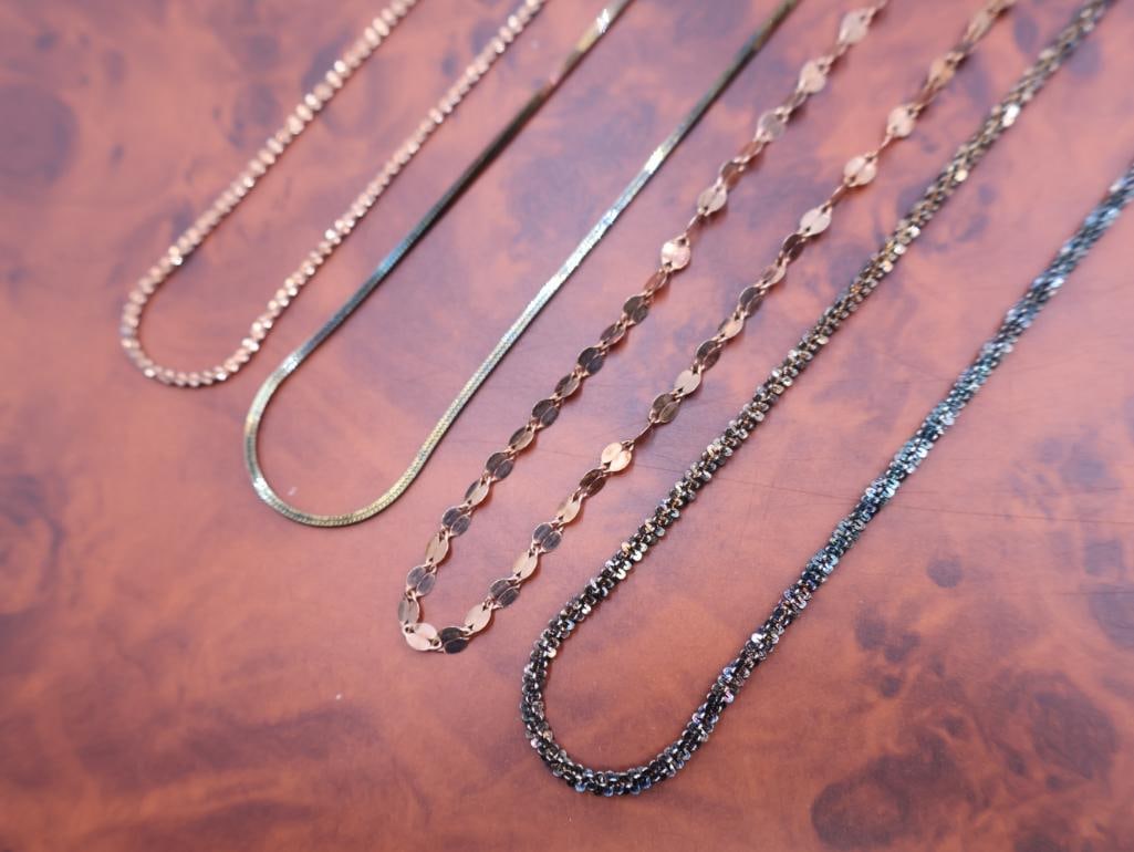 Assortment of chain necklaces wither different tones - 3