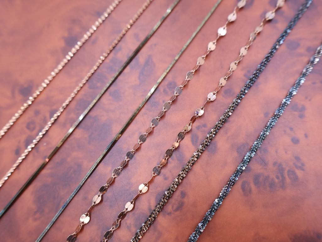 Assortment of chain necklaces wither different tones - 4