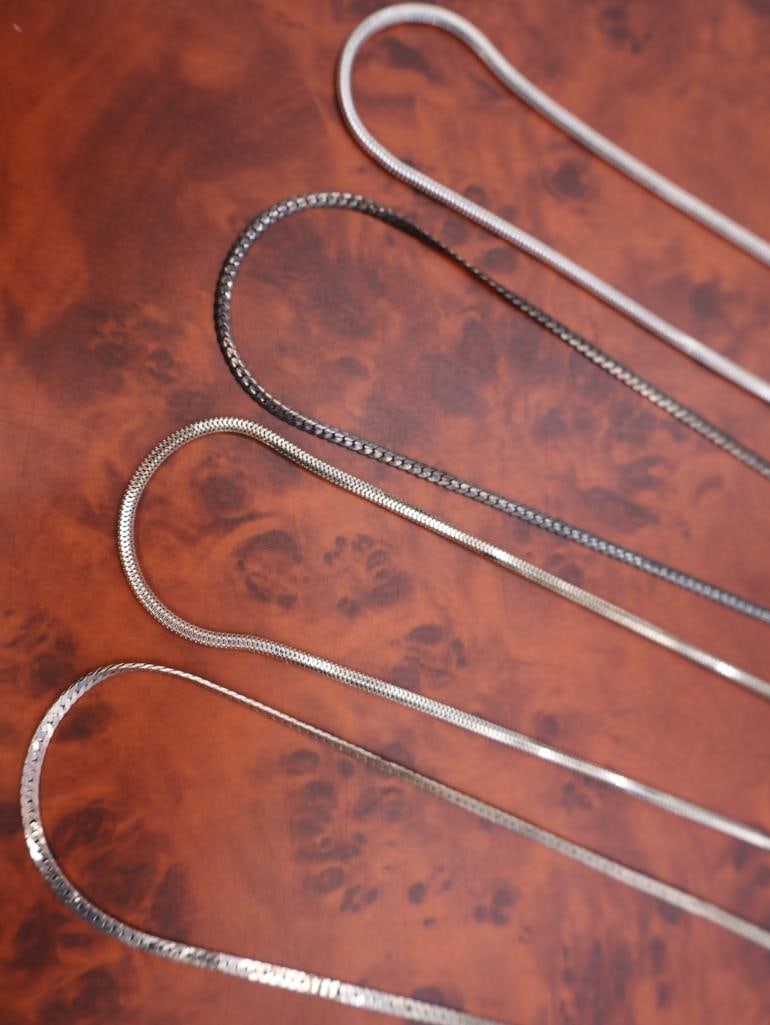 Four silver chains - 3