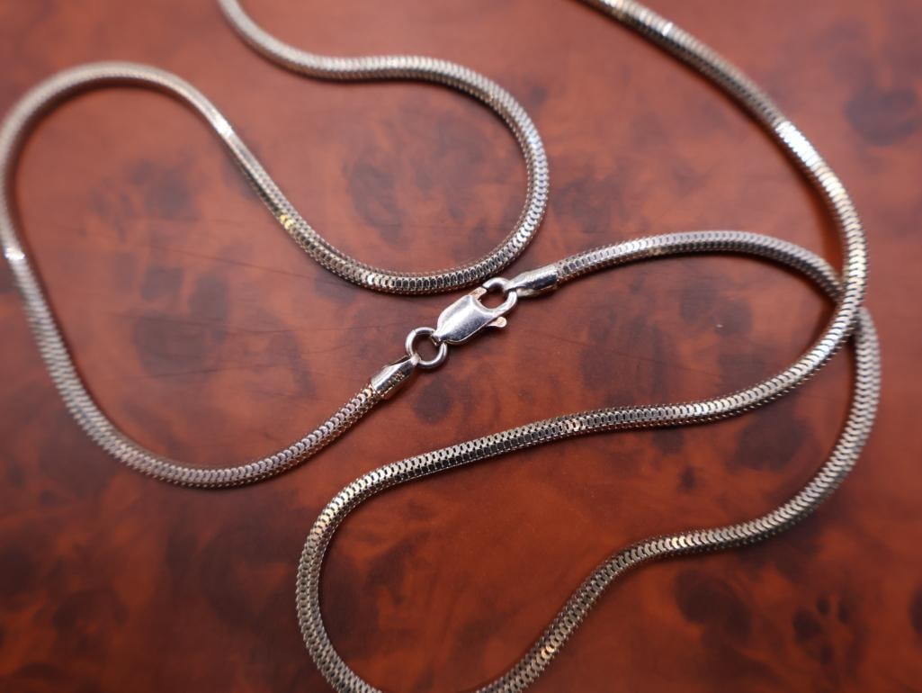 Four silver chains - 7