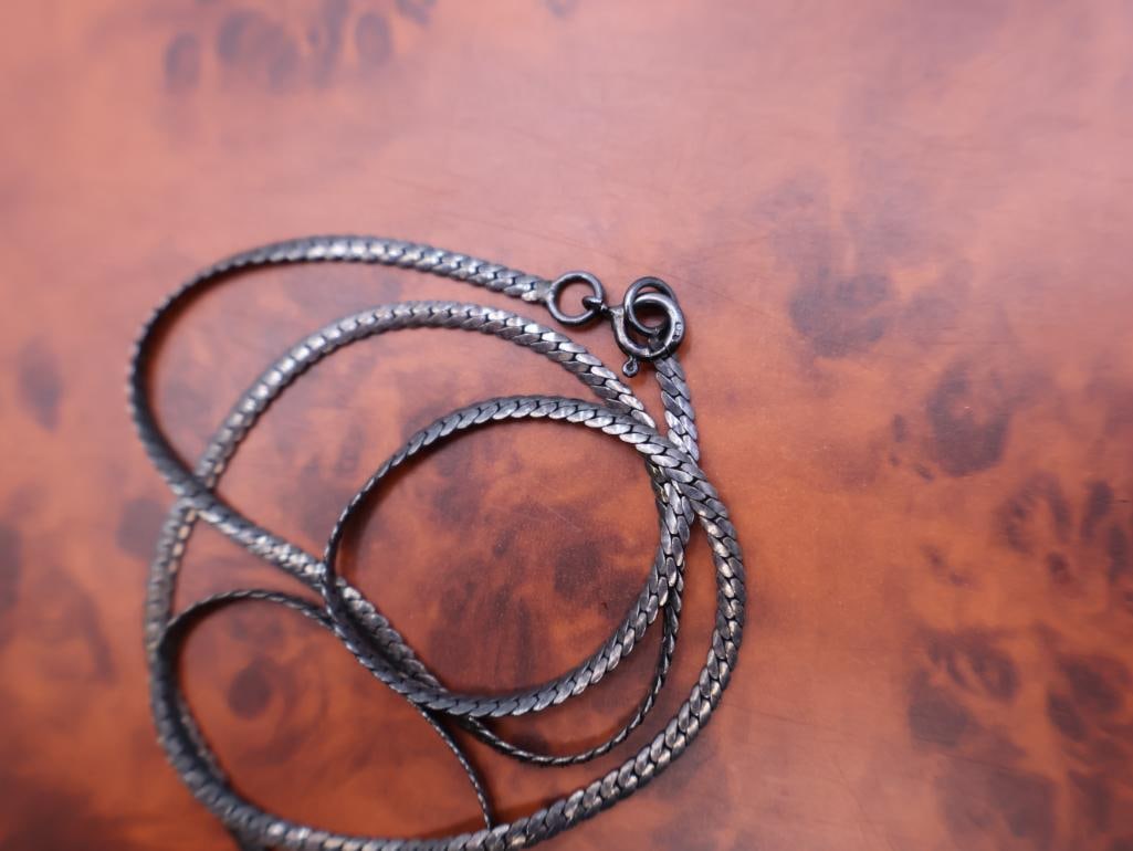 Four silver chains - 9