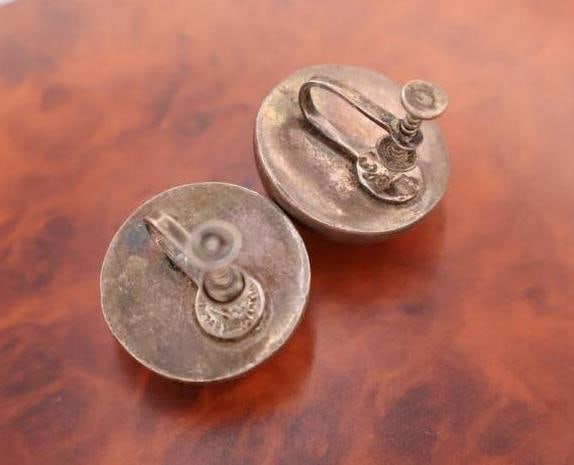 Three pair of vintage screw back sterling silver earrings - 5