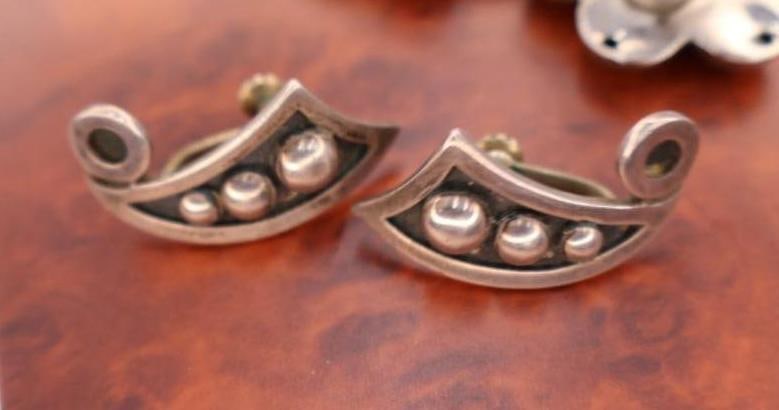 Three pairs of vintage sterling silver earrings - 6