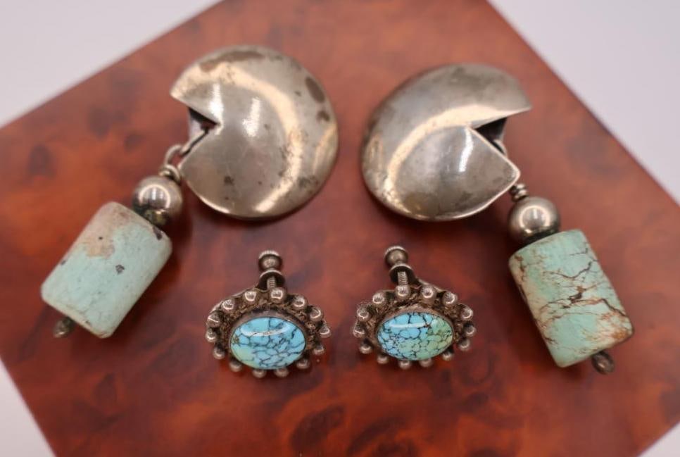 Vintage sterling silver screw-back earrings with genuine turquoise stones: Click on the main photo to view more photos of this lot. Weight and length can be viewed in the photos. 