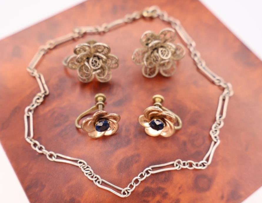 Vintage sterling silver bracelet and two pairs of earrings: Marked 925, sterling silver. Blue stone flower earrings have gold tone face. Click on the main photo to view more photos of this lot. Weight and length can be viewed in the photos.