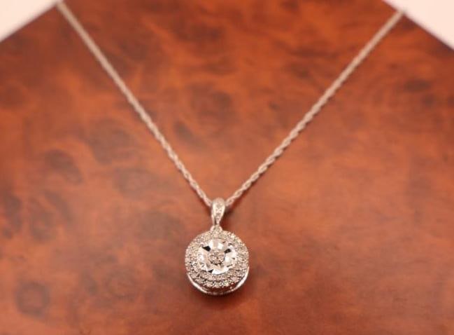 Lovely Sterling Silver 1/10 cttw Diamond Pendant with 18" Sterling Chain: Weighs 2.72 grams total, with original tag 