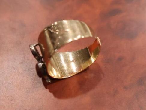 14K Gold Ring Monogrammed with 'E' - 5