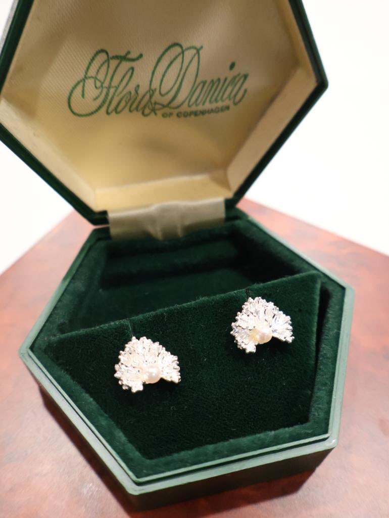 Flora Danica Earrings with Pearl: Includes box, click on the main photo to view more photos of this lot. 
