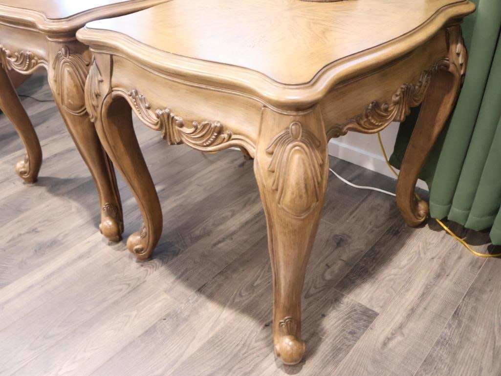 Three-piece French Provincial living room table set and two decorative urn-style table lamps - 16