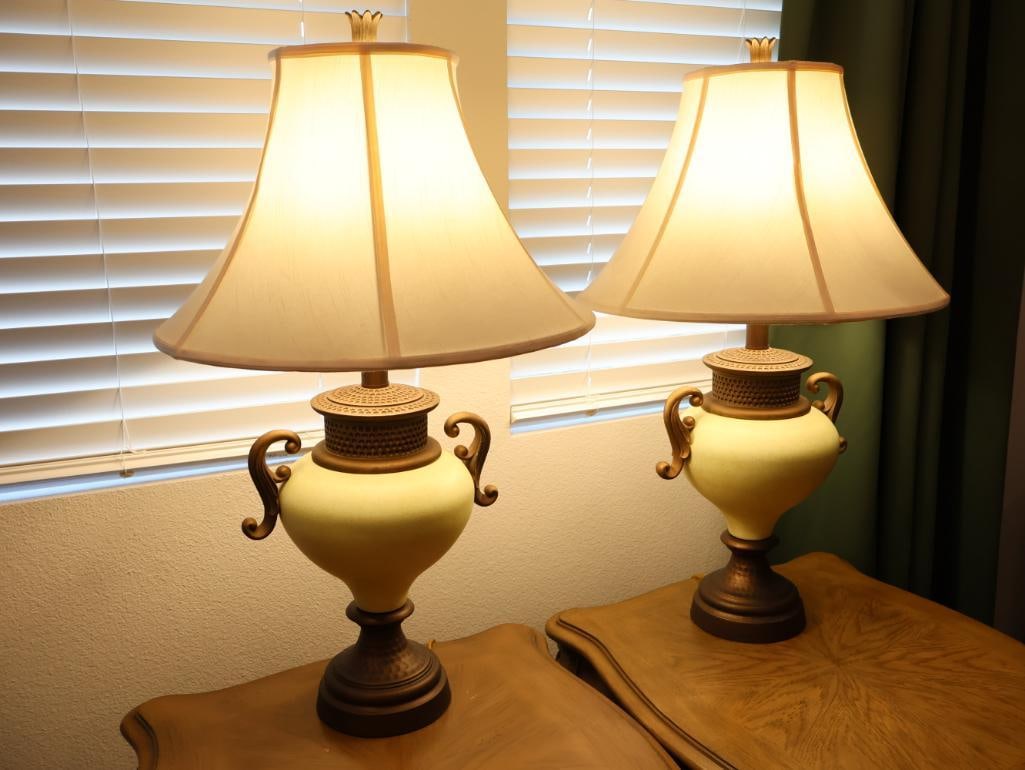 Three-piece French Provincial living room table set and two decorative urn-style table lamps - 20