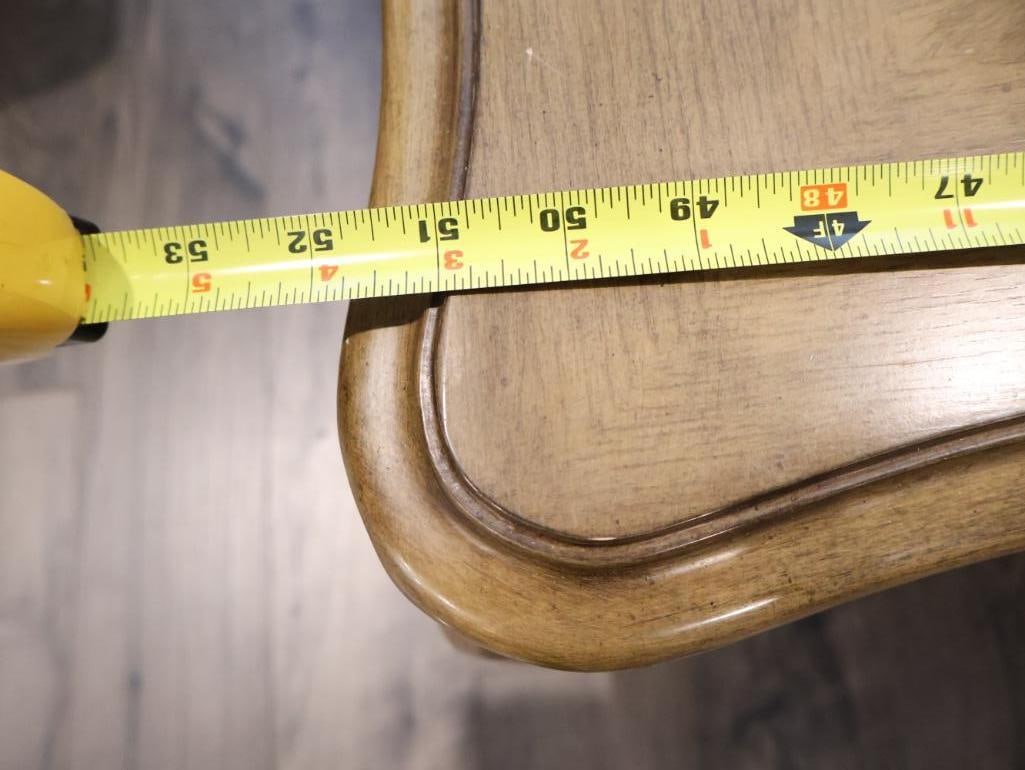 Three-piece French Provincial living room table set and two decorative urn-style table lamps - 4