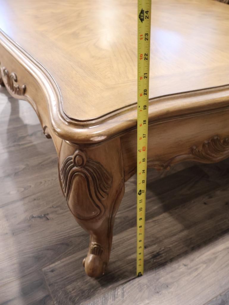 Three-piece French Provincial living room table set and two decorative urn-style table lamps - 5