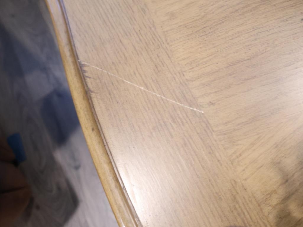 Three-piece French Provincial living room table set and two decorative urn-style table lamps - 6