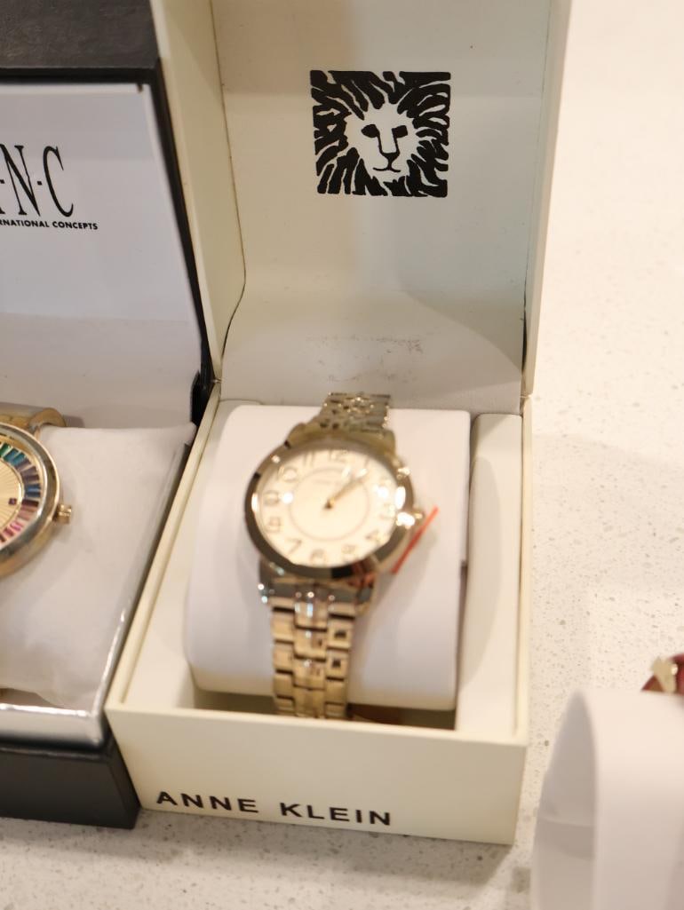 Collection of 8 contemporary womens fashion wristwatches - 17