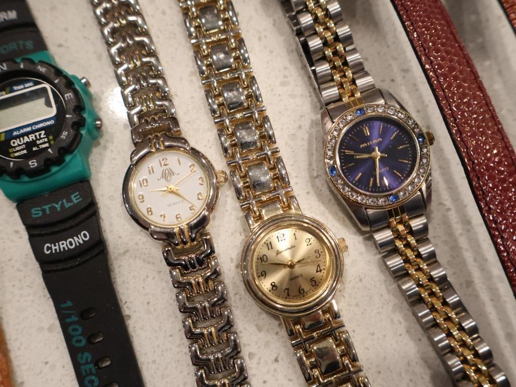 An eclectic collection of 12 assorted wristwatches - 7