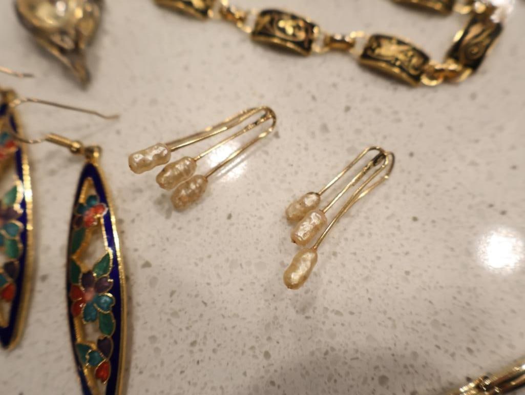 Assorted vintage jewelry - 11