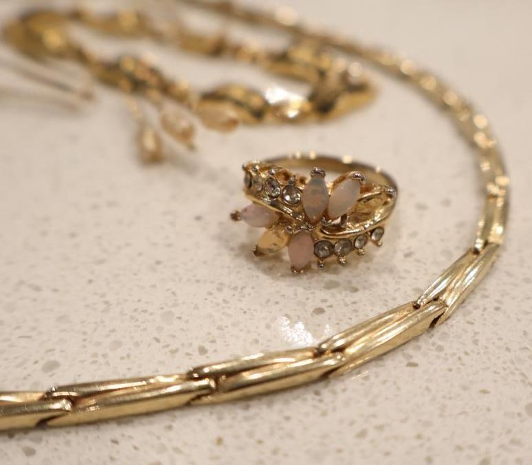 Assorted vintage jewelry - 3