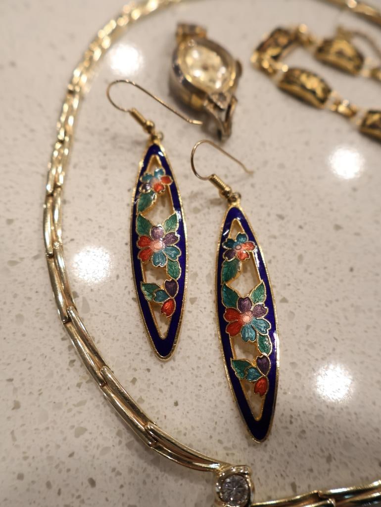 Assorted vintage jewelry - 5