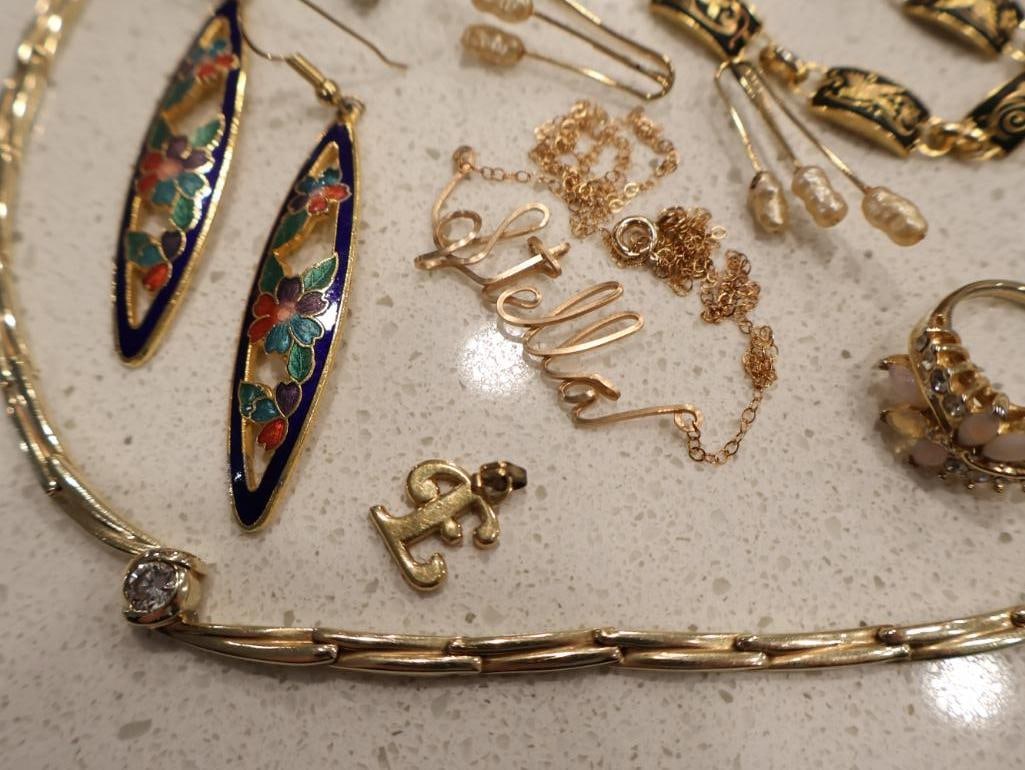 Assorted vintage jewelry - 6