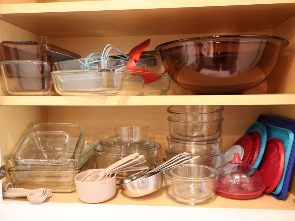 Collection of average every day kitchenwares (1 of 8)