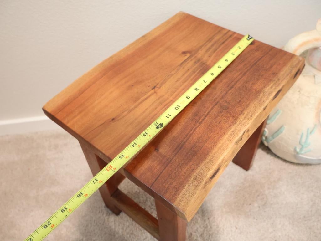 Wooden side table and a large, decorative plaster or clay amphora vase - 3