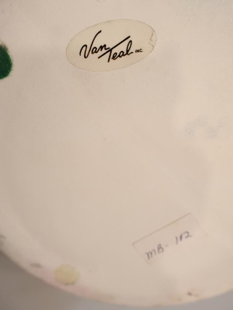 Three decorative items - 7