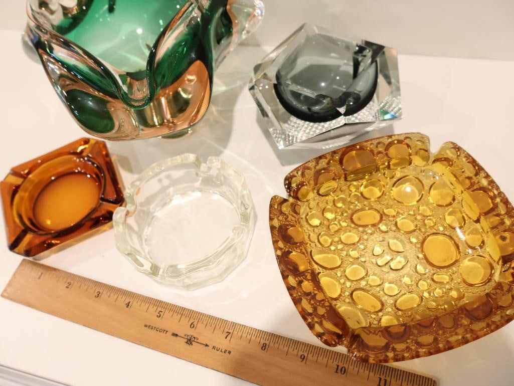 Collection of five mid-century art glass ashtrays and decorative bowls - 2