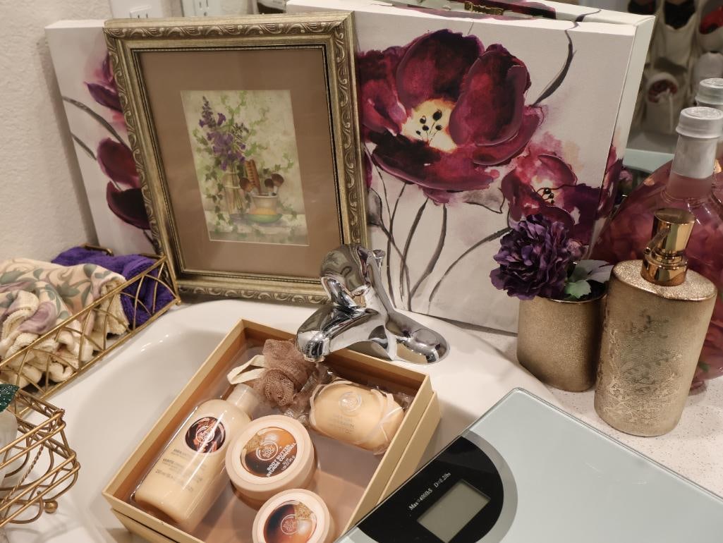 Bathroom Essentials Including Bathroom Decor Set - 6