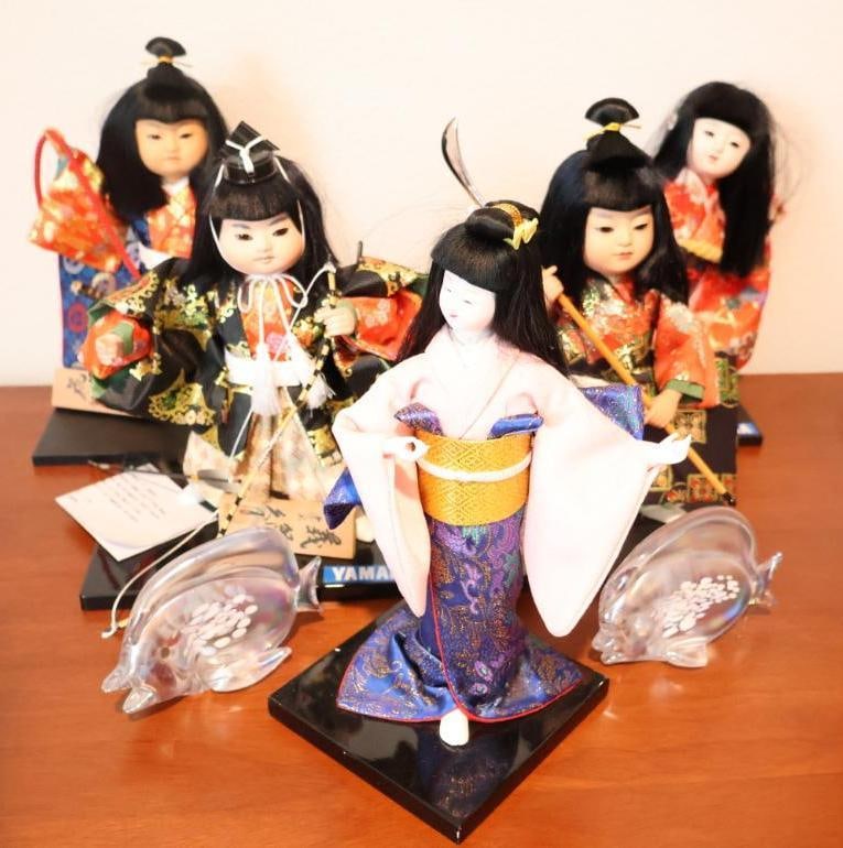 Collection of traditional Japanese dolls including Yamaha Brand: Predominantly in the Ichimatsu and Kyugetsu styles, accompanied by art glass figurines. 