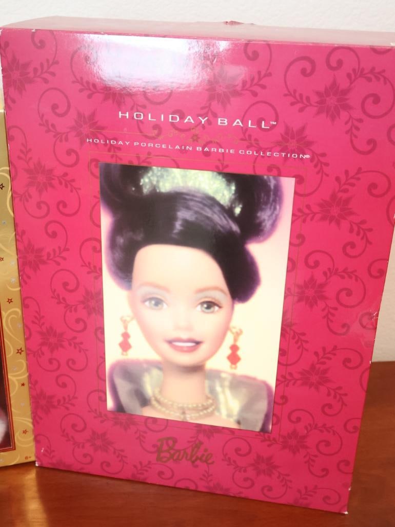 Two highly collectible Holiday Barbie dolls - 3