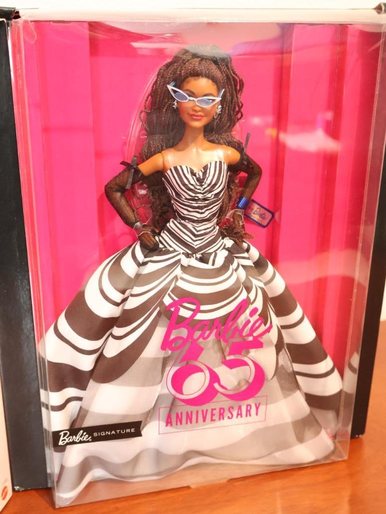 Two collectible Barbie dolls - 3