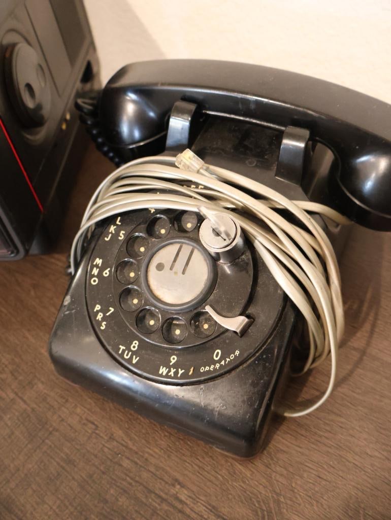 1980s Magnavox portable CRT television and a Electric Model 500 rotary telephone - 2