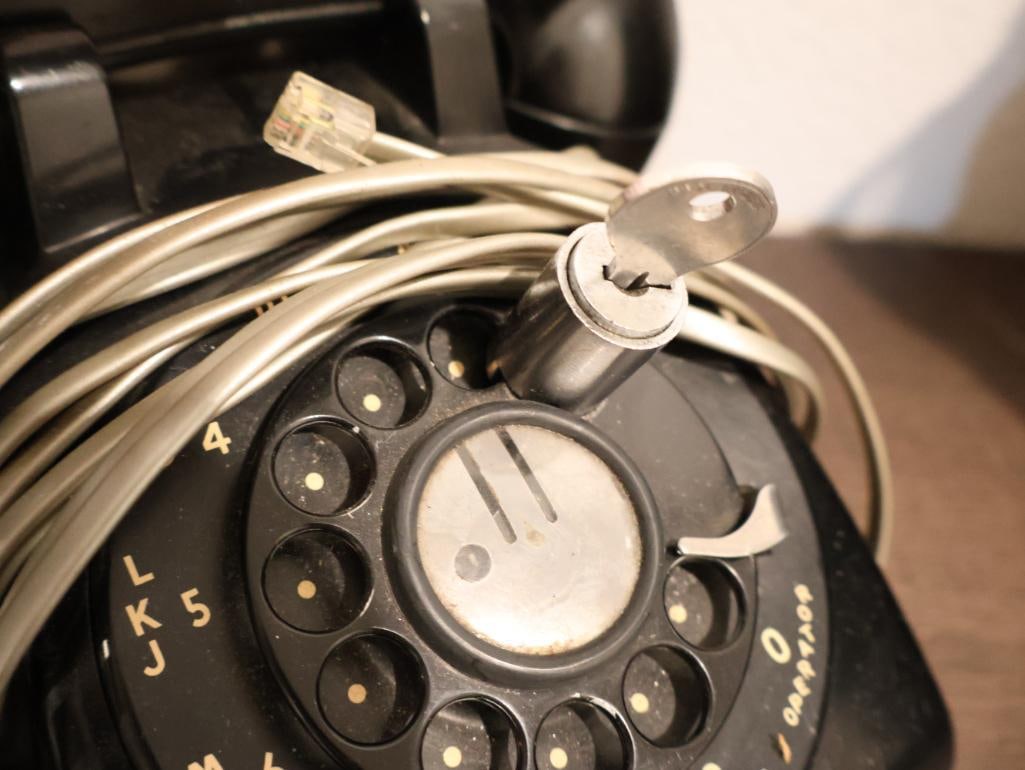 1980s Magnavox portable CRT television and a Electric Model 500 rotary telephone - 3